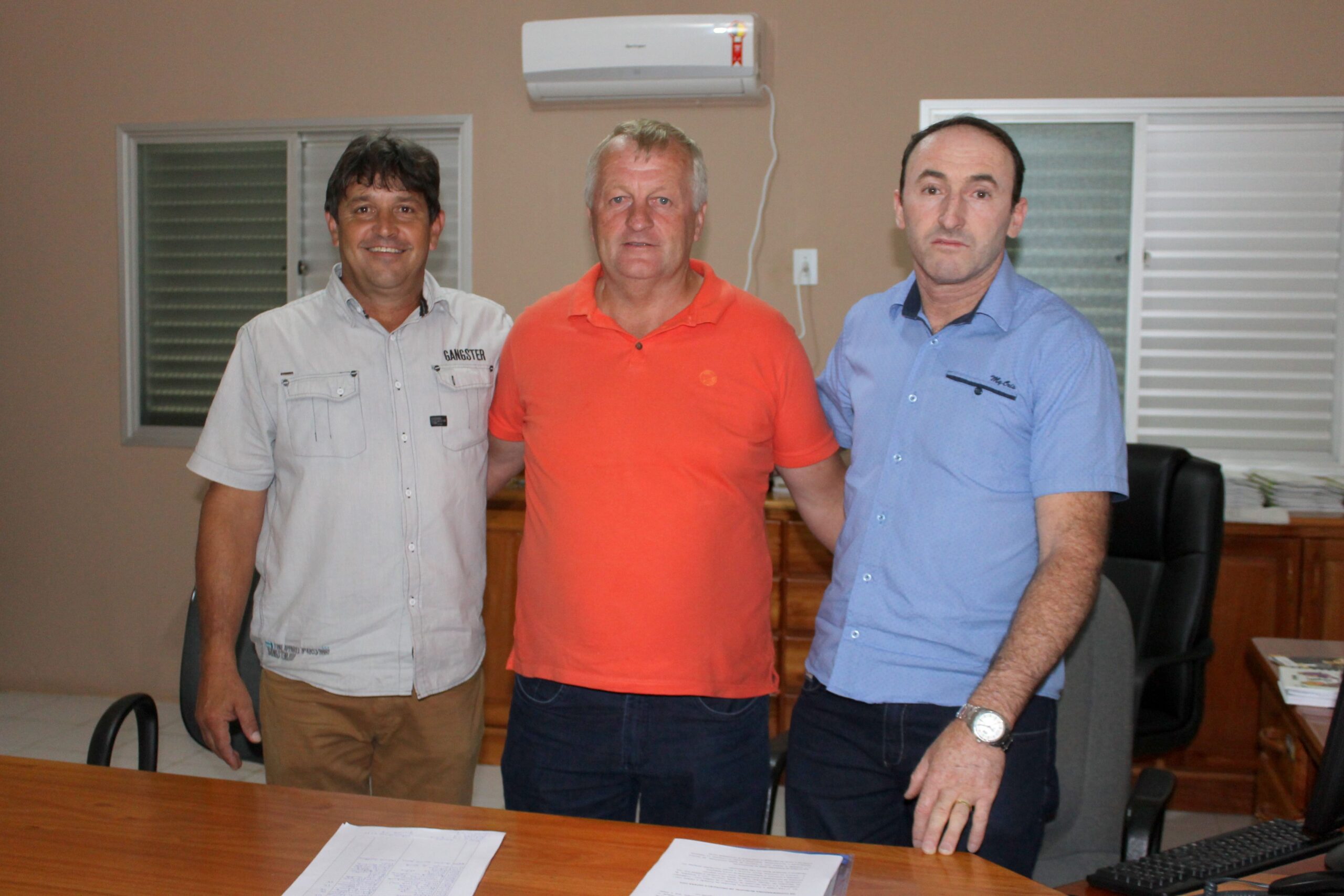 Vice-preffeito Alfonso Kulkamp (E), secretário Luiz Schmidt (C) e prefeito Salésio Wiemes (D)