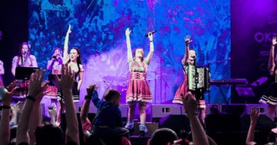 Madame Frau, banda alemã formada somente por mulheres, sobe ao palco da Gemüse Fest na noite de sábado